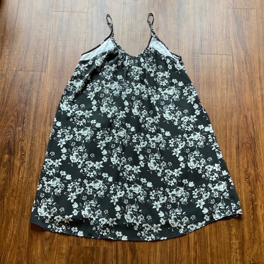 Skies are blue black‎ and white floral slip dress S